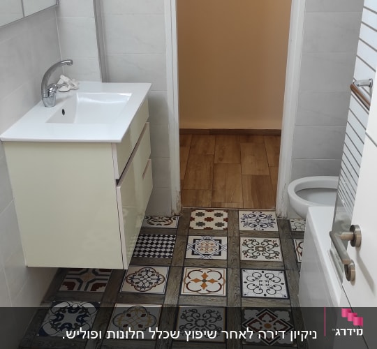 כיור לבן עם ברז בחדר אמבטיה